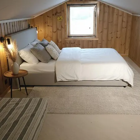 Grandma Guest House, Near Ski, Biking, River Summer Camp Villa *